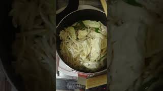 朝ごはんから麺食べます。カロリー抑えめの朝ごはんです。野菜たっぷり麺です