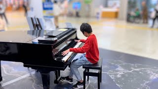 “英雄ポロネーズ”: 小学生が到着ロビーで盛大にお迎えしてみた (空港ストリートピアノ) | Chopin - Polonaise Op. 53