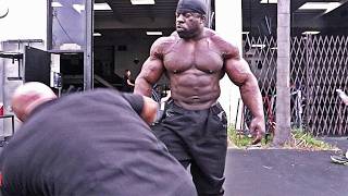 愚かなボディビルダーがMMAファイターを攻撃しようとするとき！