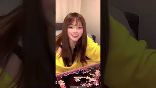 【TikTok】おっぱいを放りだしてパズルに夢中 なぜその格好でした